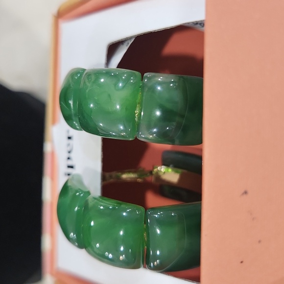 💚🔹️Piper K 🔹️Green Huggie Beautiful  Earrings - Picture 6 of 7
